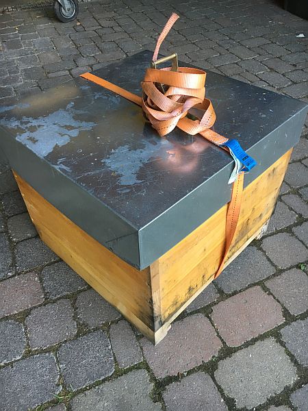 Der Kasten mit dem Schwarm muss &uuml;ber Nacht in den Keller